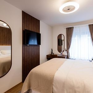 Zimmer mit Kingsize-Bett